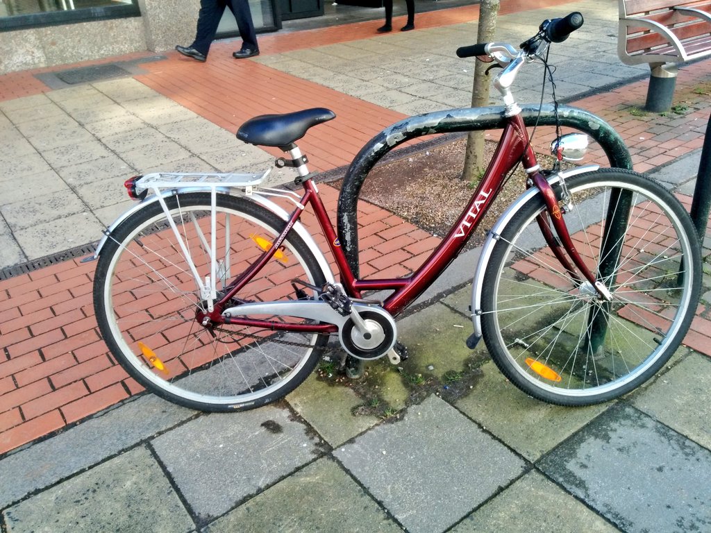 ellenfromnowon's tweet photo. A lovely bicycle on Royal Avenue today :) https://t.co/pAVD13cbLN