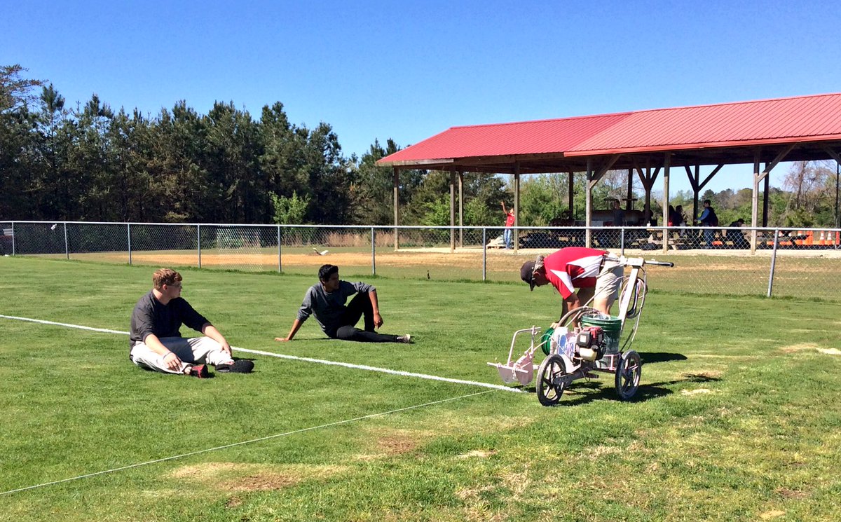 HaleyvilleLions's tweet photo. Mr. Albright holding a field stripping class. #LionPride https://t.co/ZxXjnTffj9