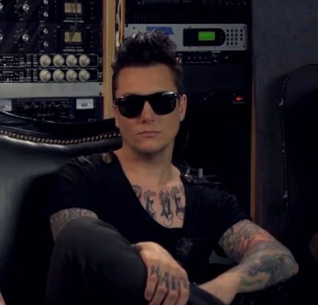 #SynysterGates reacts to NickJonas guitar solo...