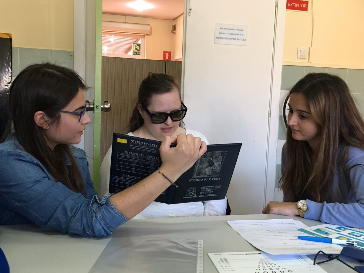 COptometricaUV's tweet photo. Els alumnes de pràctiques de la @COptometricaUV de la @uv_eg estan realitzant revisions optomètriques a @ASINDOWN https://t.co/tXCi6BdT5L