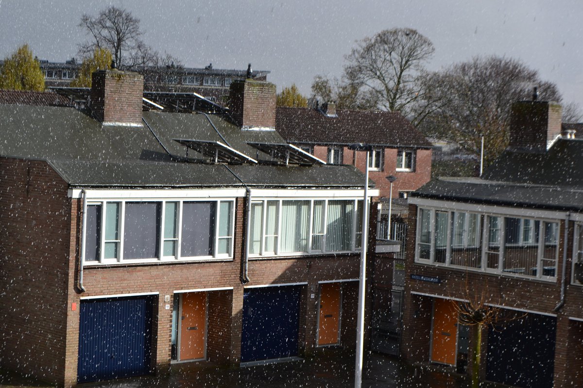 ecoplanningNL's tweet photo. flinke hagelbui in maastricht met twee keer flits en onweerklap https://t.co/7oJB7fitcF