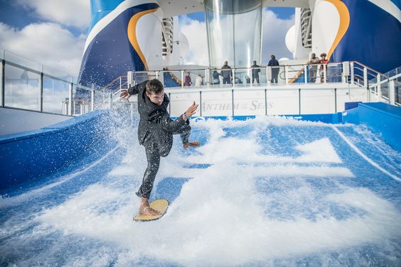 RoyalEspanol's tweet photo. Cuando ves el #FlowRider por primera vez y te lanzas al agua sin importar nada. https://t.co/RUmY1be9Ws