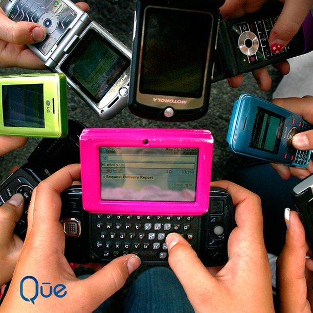 QueProducts's tweet photo. #TBT can you name these old #cellphones? Hint: The big one in the center is called a 'SideKick' #QuePhone https://t.co/GqMYSU72Aw