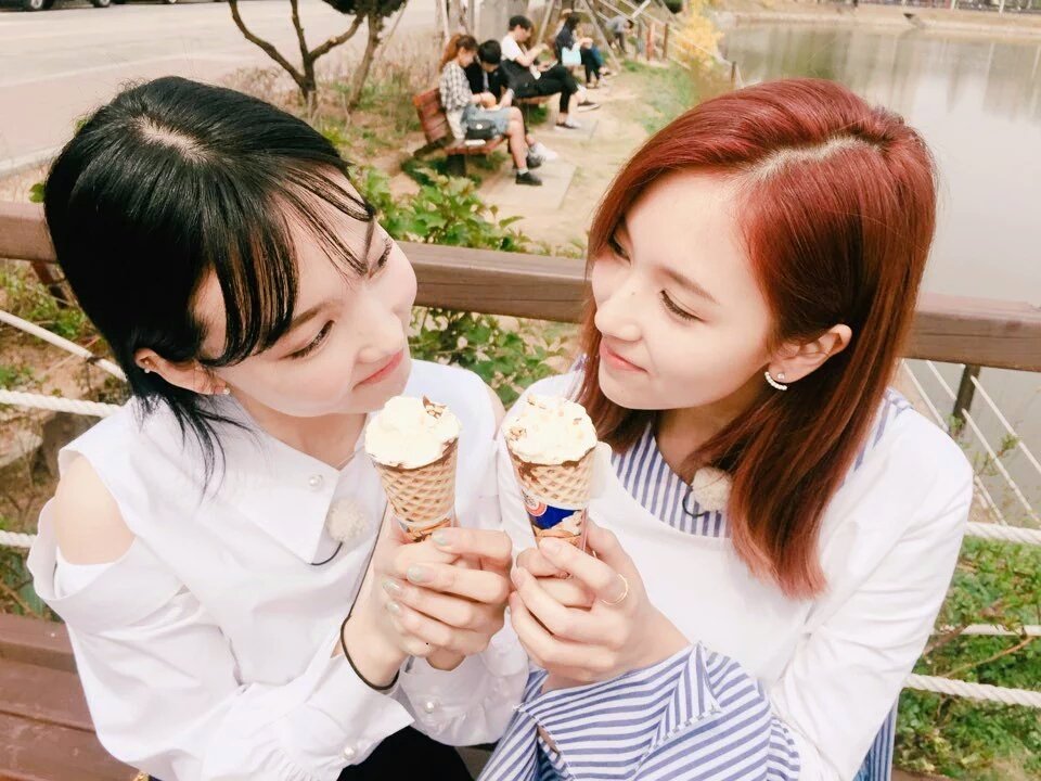 kkhitty's tweet photo. Eye contact with my pretty Bunny.😊🍦💕💕 #MinaYeon  @imnayeon9 https://t.co/PCF4XARr84