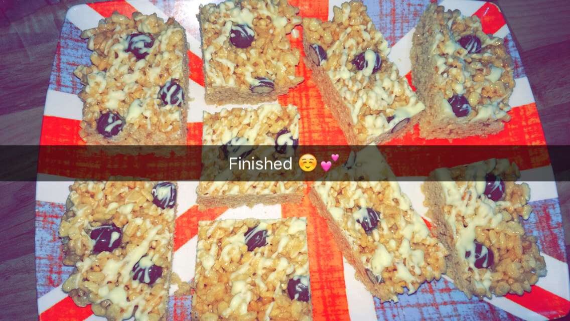 zoefangirlonlin's tweet photo. @Zoella made your Rice Krispie bites using chocolate digestive bites ☺️💕 #zoellabaking #zoellaeasterbakes https://t.co/LKsedTa9pY