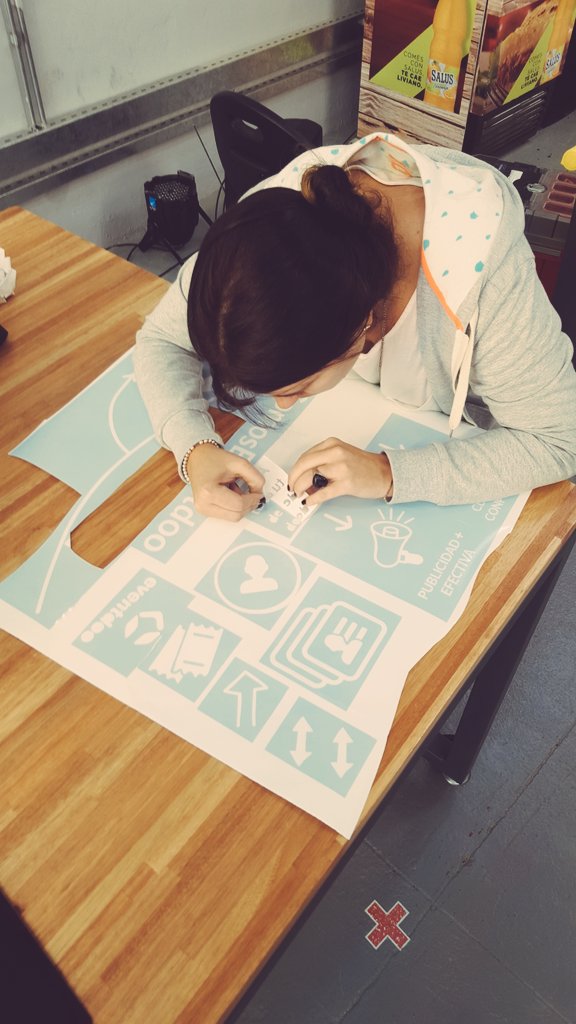 Eventdoo's tweet photo. La diseñadora estrella de @Eventdoo haciendo posible el stand de #SinergiaTech https://t.co/sPlcLy4O6h