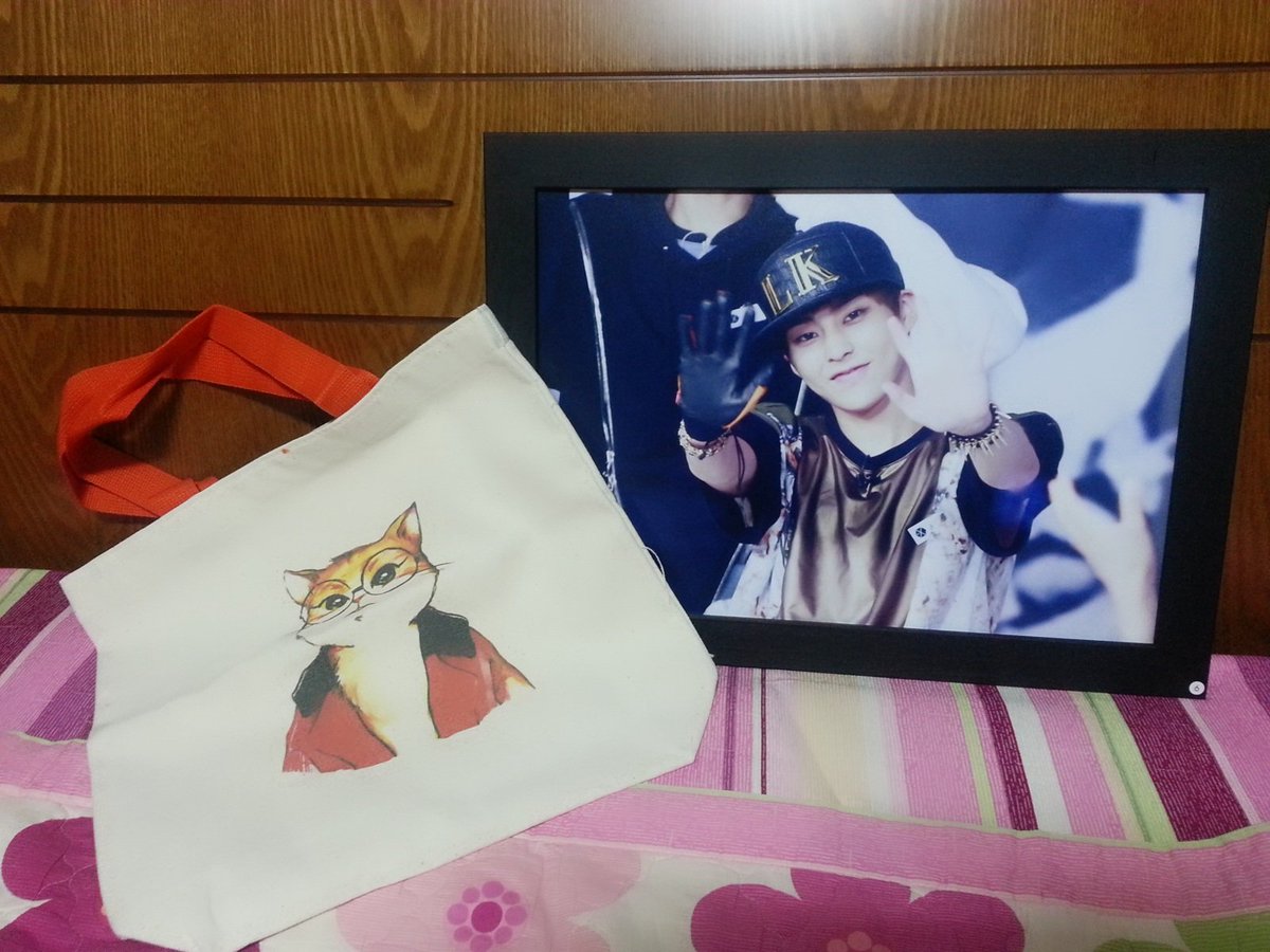 Lemonade0326's tweet photo. @miniback0326 미니백님 오늘 이벤트로 보내주신 액자와 제가 구매한 에코백을 받았어요! 정말 고맙습니다 ㅜㅜ https://t.co/VHdqioYChK