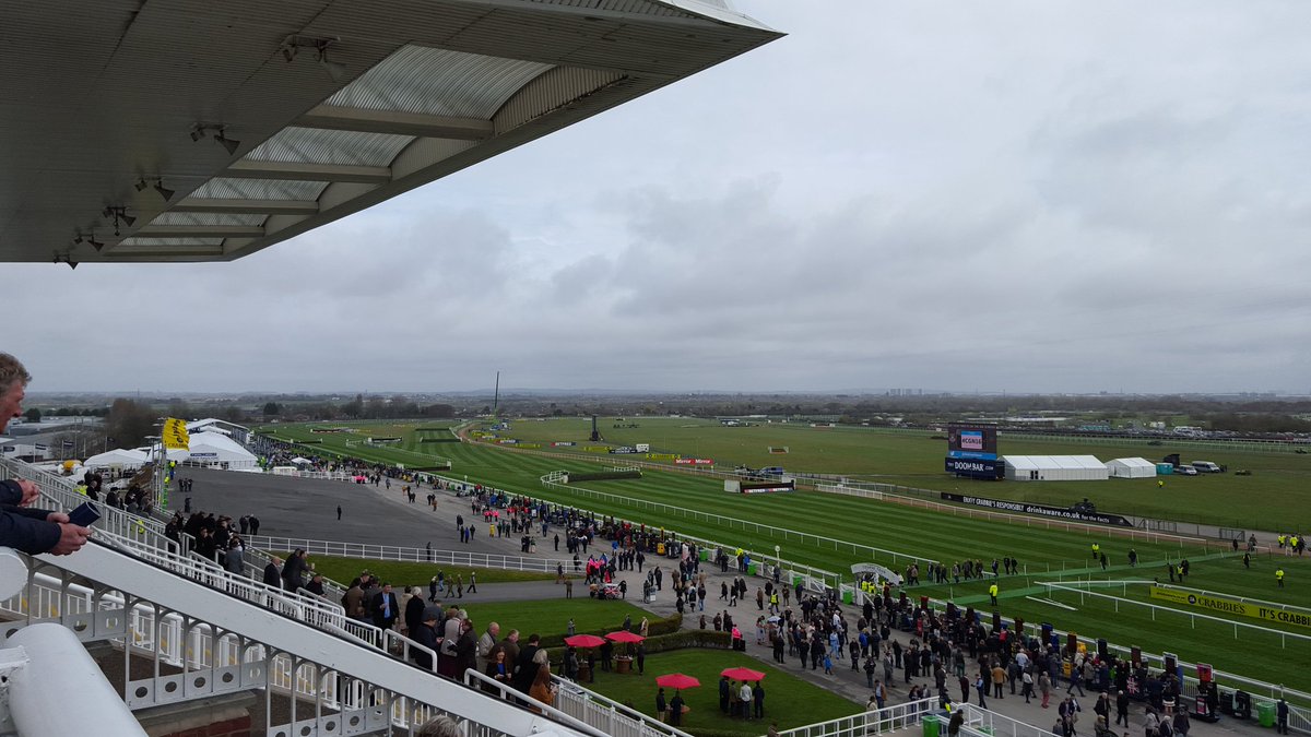 steveweth1's tweet photo. Welcome to Aintree people good luck!#aintree2016 https://t.co/oortVUCWaa