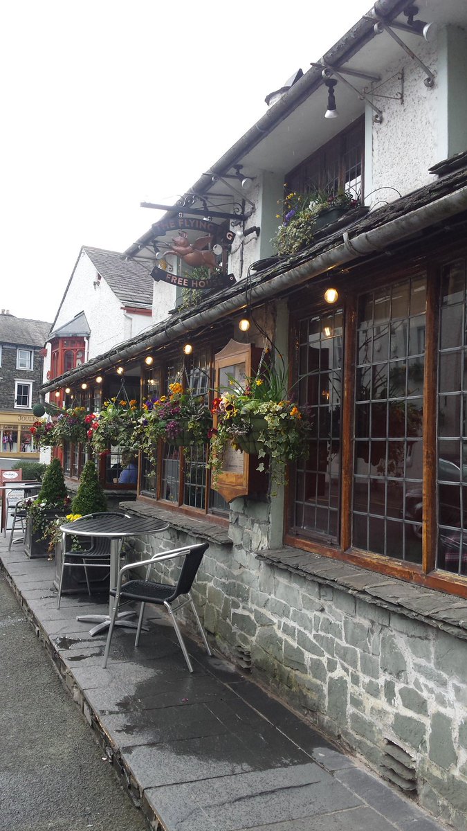 Call in for your #lunch or some #lightbites from our #barsnacks menu. #theflyingpigbowness #rainyday #pubgrub 🐷☔