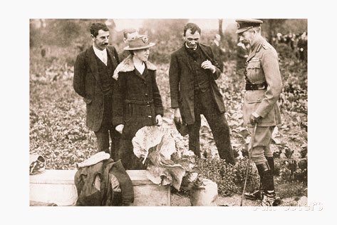 Have you had your 5 a day? Try @vennstmarket 👍 Here's King George V admiring allotments on Clapham Common in 1915 👑