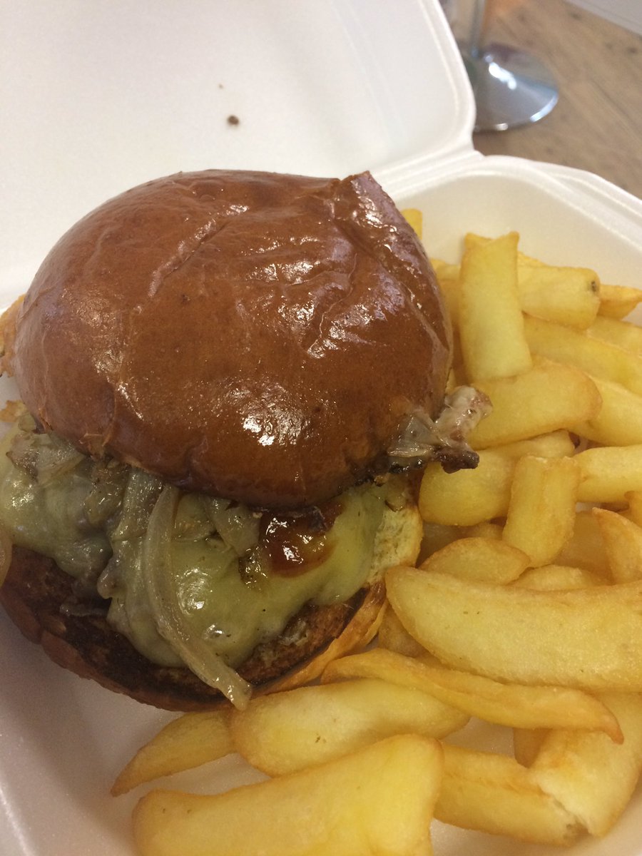 DJYummy's tweet photo. Happy Thursday #lunch #lunchmove #grownupshappymeal #london https://t.co/j55NnkyfbQ