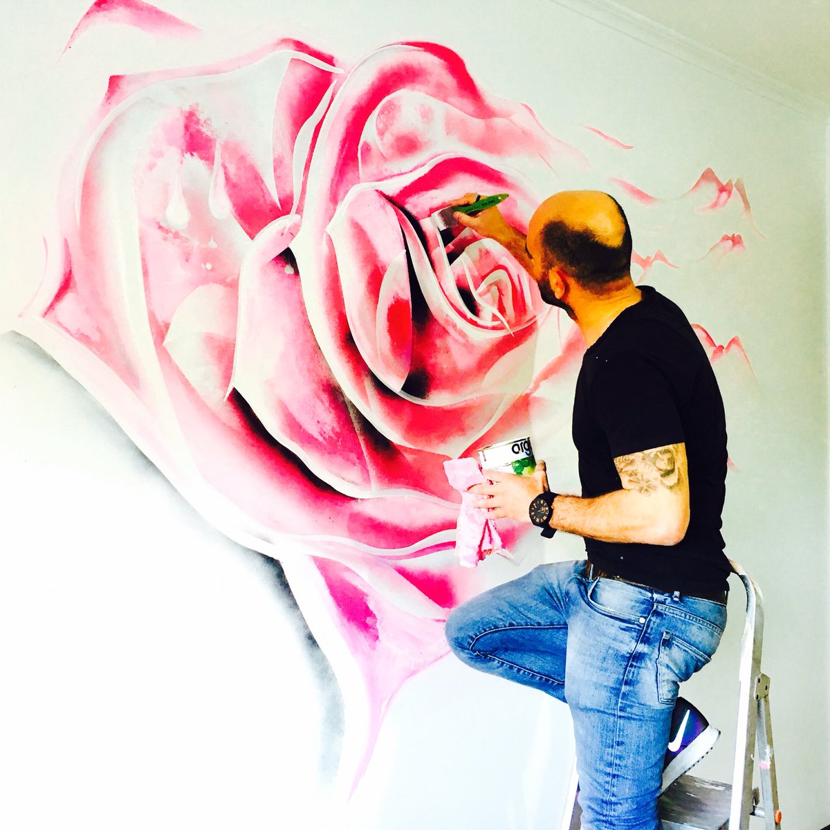 gameiro_mg's tweet photo. Pink flower grafitti https://t.co/phWac6nAbX