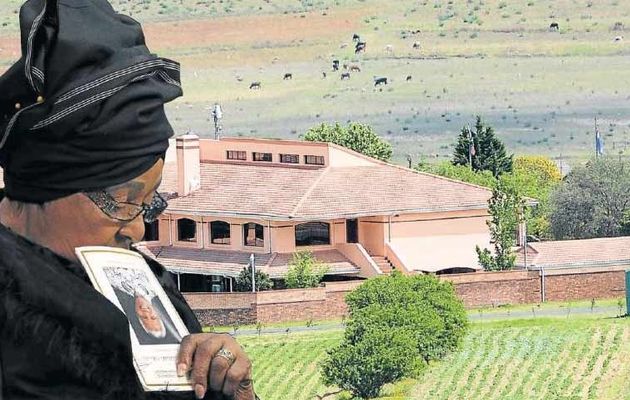 TimesLIVE's tweet photo. Mandela's wishes should never have been challenged by Winnie - AbaThembu royal family https://t.co/ln5hL6yT00 https://t.co/8jirC3Xp8T