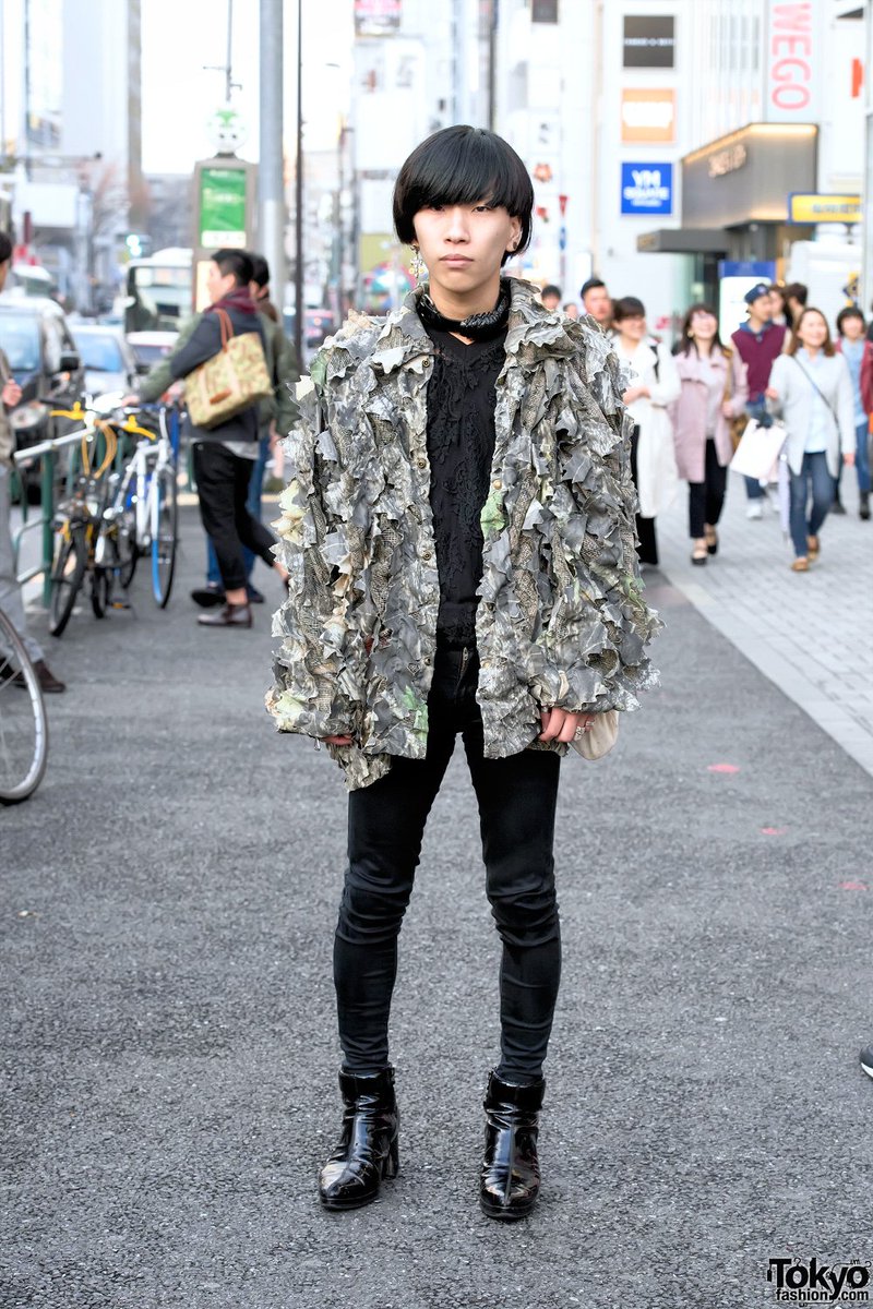 TokyoFashion's tweet photo. Harajuku guy w/ camo jacket, OS choker, Astrid Andersen top &amp; Banal Chic Bizarre heels #原宿 https://t.co/Bul0bGykHz https://t.co/qFcKwpj5Ws