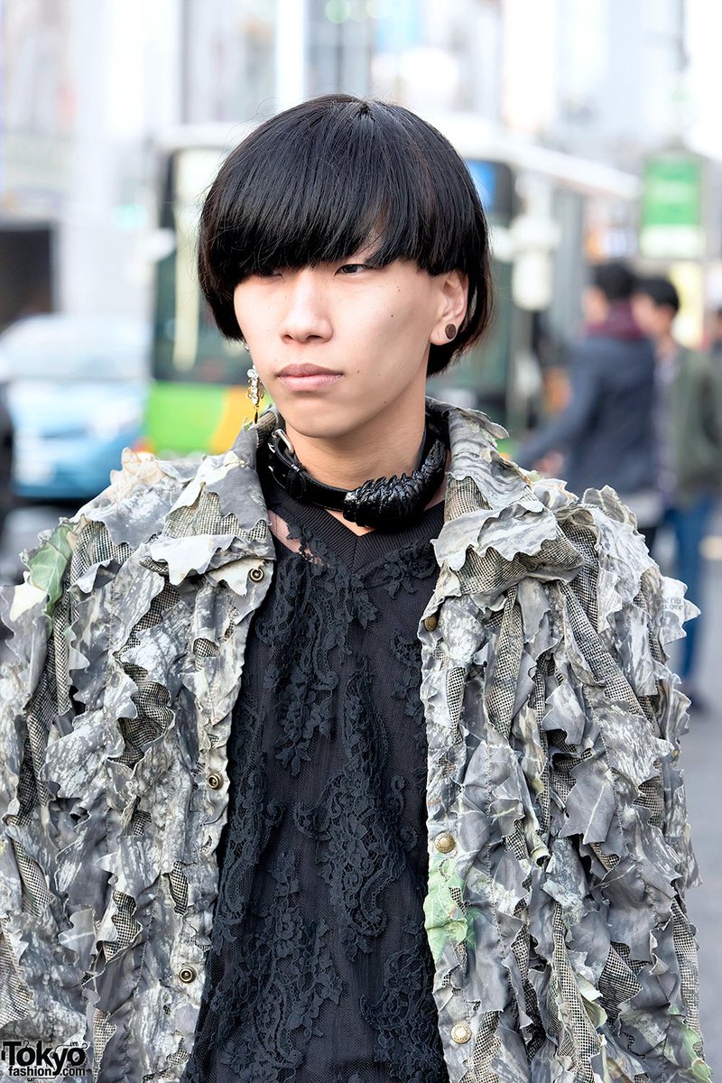 TokyoFashion's tweet photo. Harajuku guy w/ camo jacket, OS choker, Astrid Andersen top &amp; Banal Chic Bizarre heels #原宿 https://t.co/Bul0bGykHz https://t.co/qFcKwpj5Ws