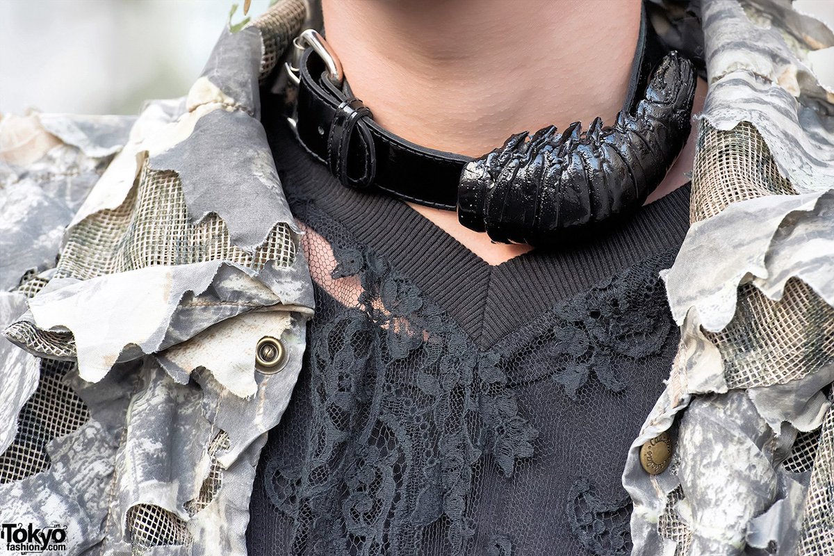 TokyoFashion's tweet photo. Harajuku guy w/ camo jacket, OS choker, Astrid Andersen top &amp; Banal Chic Bizarre heels #原宿 https://t.co/Bul0bGykHz https://t.co/qFcKwpj5Ws