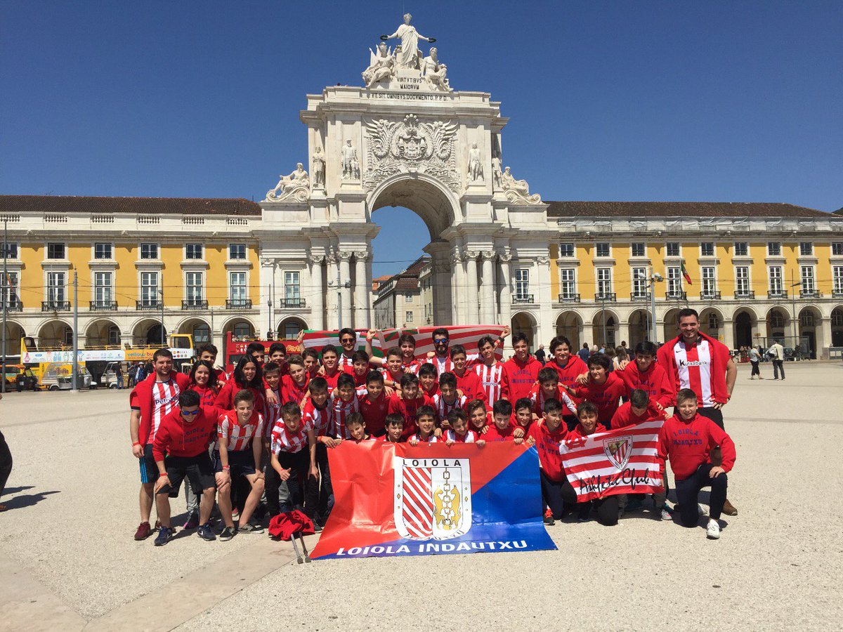 WhyAlwaysMikel's tweet photo. Jugadores del @LoiolaOficial animando al @AthleticClub desde Lisboa!!!🔴⚪️🔴⚪️🔴⚪️🔴 https://t.co/lyk38jWHYP