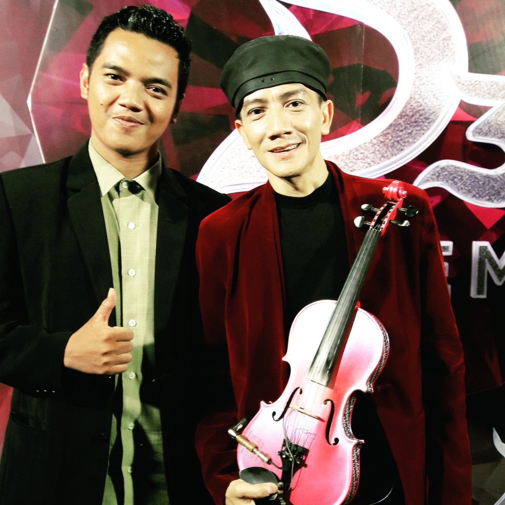 andimuhammadnu9's tweet photo. Ansul with violin legend...@Hendrilamiri https://t.co/YMBVF3rHyG