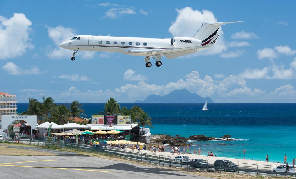 joa_dubai's tweet photo. Beaches islands #Gulfstream landing at St Maarten #stmaarten over the beach
#beachthursday https://t.co/a0hjK6uVu6