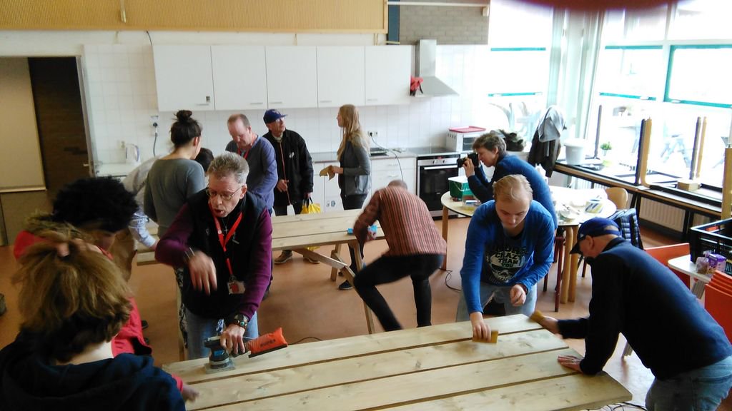 VriendenAbrona's tweet image. @PGGM en #Abrona samen aan het klussen. Tafels voor de #beleeftuin. Nu nog wachten op het mooie weer!