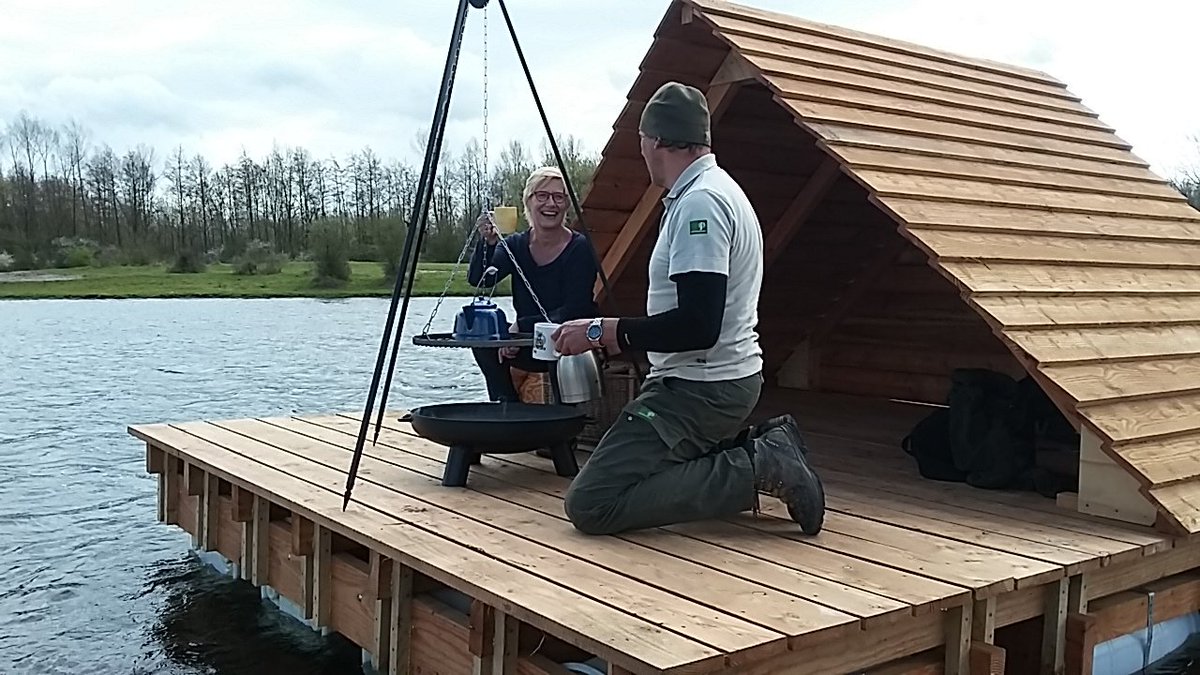 Het eerste 1000 sterrenhotel van Staatsbosbeheer is te water.  Slapen, relaxen op een "woonvlot".