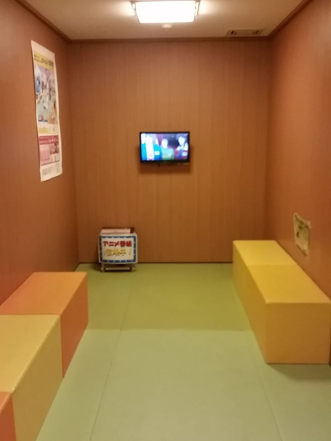 キッズコーナーに、絶対に不適切なDVDが流れていたwww