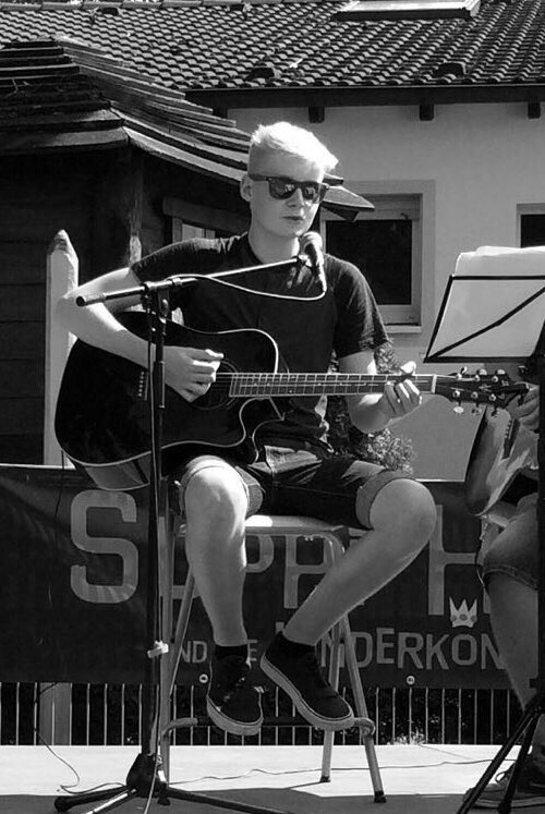 Blueyesmusic's tweet photo. #onstage #audience #experience #nextstep https://t.co/iHKB79UeZv