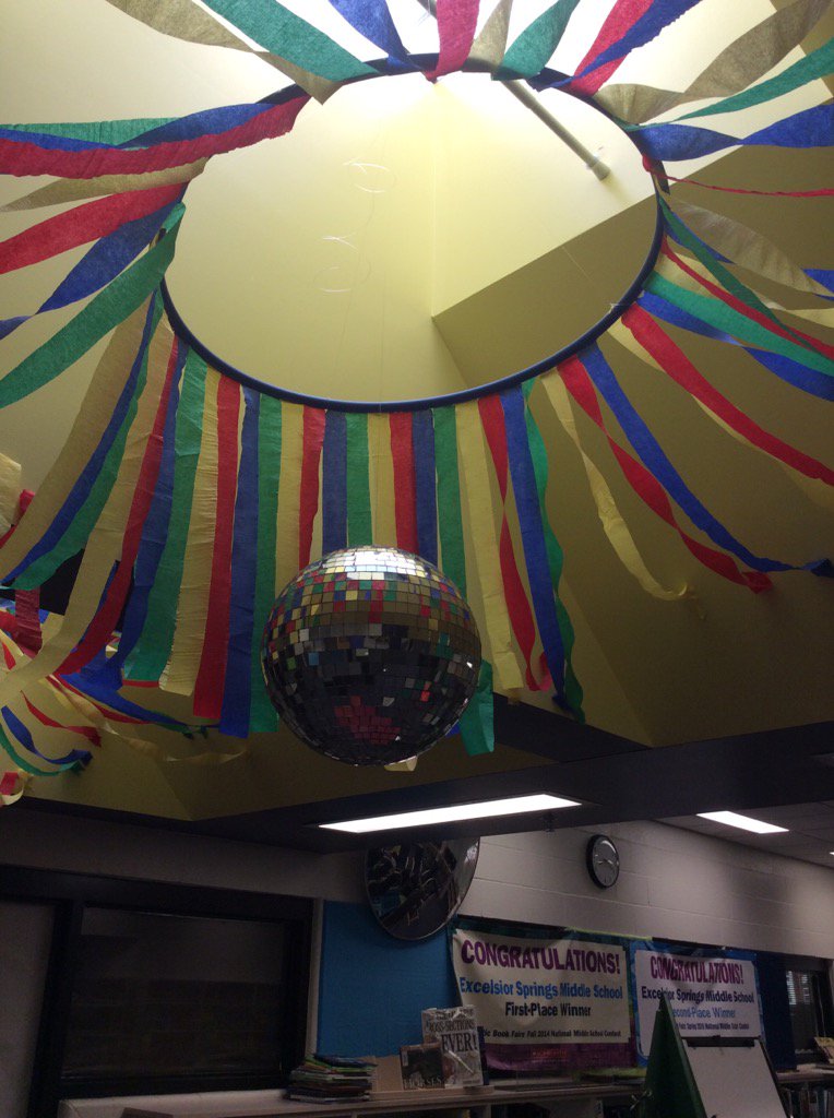 esmstechsperts's tweet photo. The skylight decorations are awesome! https://t.co/NDziG5rRFN