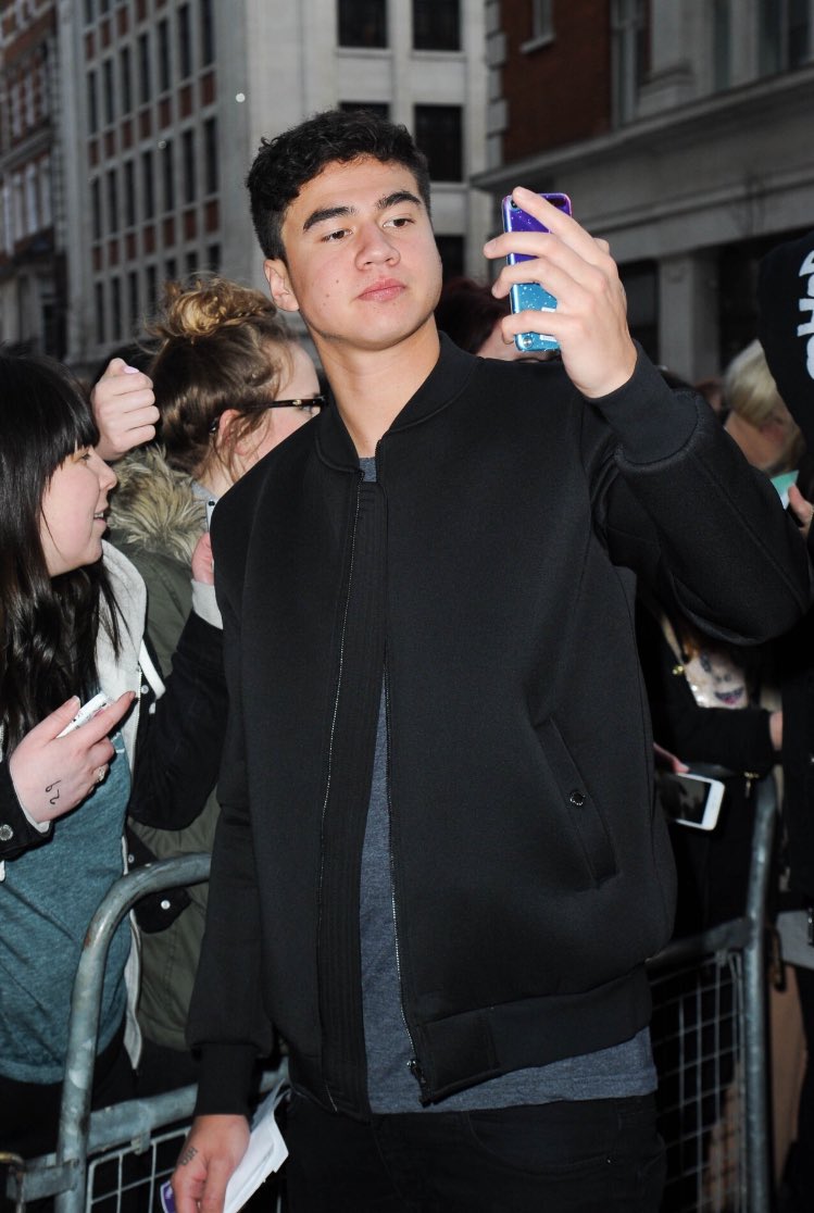 5SOS_Daily's tweet image. Calum meeting fans outside BBC R1 || April 7th