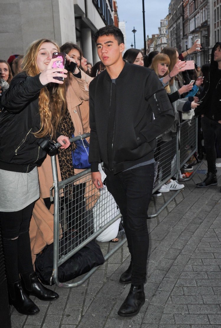 5SOS_Daily's tweet image. Calum meeting fans outside BBC R1 || April 7th
