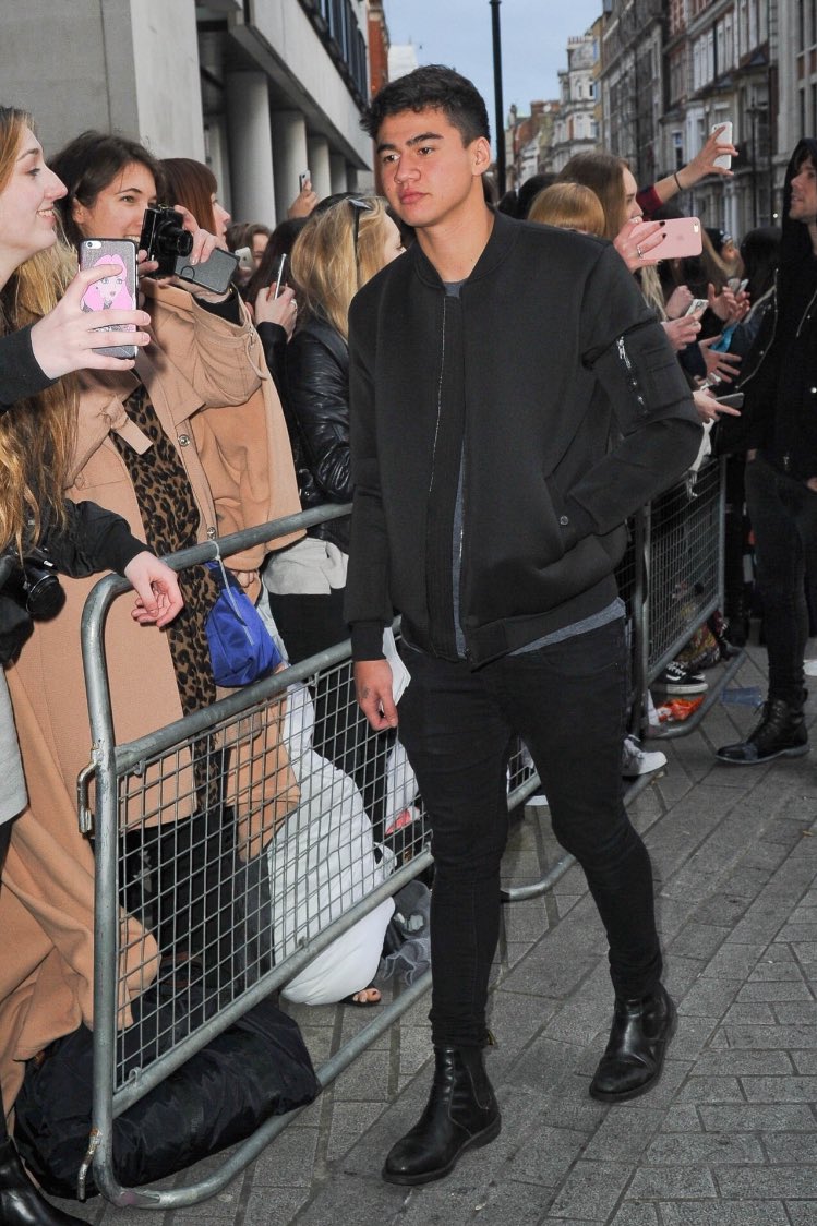 5SOS_Daily's tweet image. Calum meeting fans outside BBC R1 || April 7th