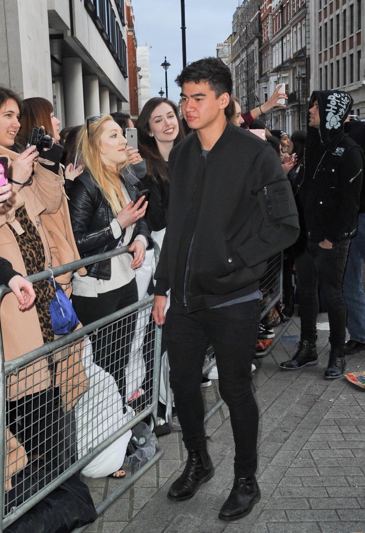 5SOS_Daily's tweet image. Calum meeting fans outside BBC R1 || April 7th