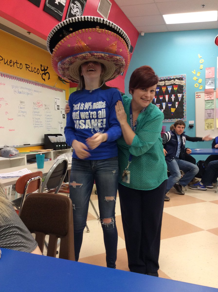 dundeespanish's tweet photo. Feliz cumpleanos a Ryleigh. #photobombbyCal https://t.co/de8yltSPTm