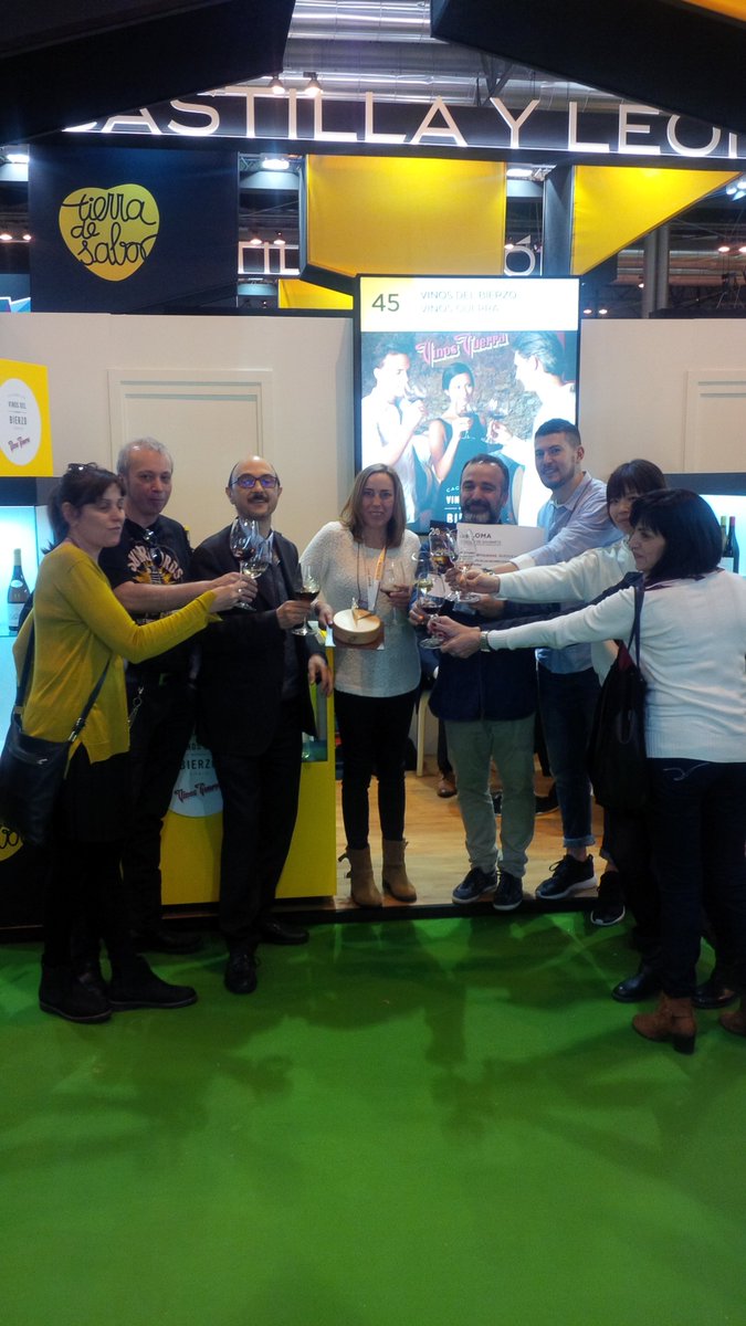 vinosdelbierzo's tweet photo. En Gourmets compartiendo el triunfo de nuestros amigos de #Praizal #leon #quesos con #VinosGuerra y @EstudioPabloG https://t.co/i2ap8bmJ6y