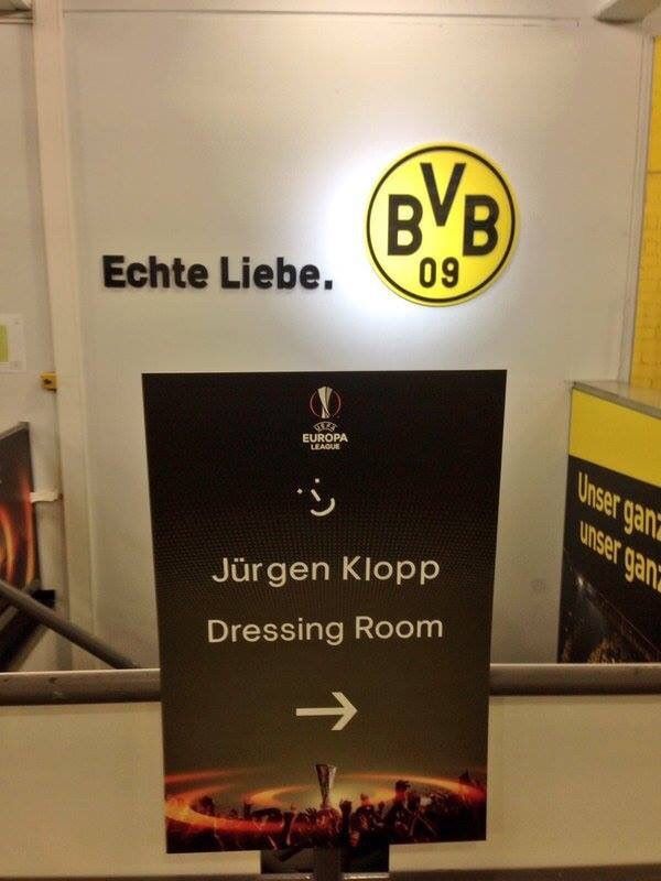 Lol, Dortmund mastiin Jurgen Klopp biar ga salah masuk dressing room 😂