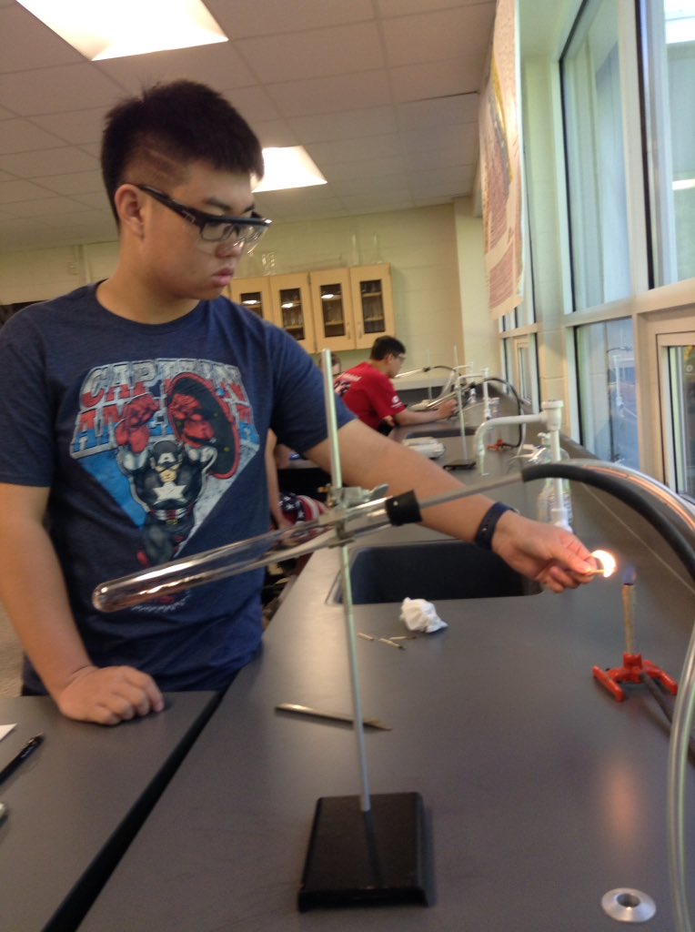 KheriatyChem's tweet photo. When @vianneygriffins know enough chemistry to identify an unknown powder in the lab. #talontech https://t.co/jljaB9wmxZ