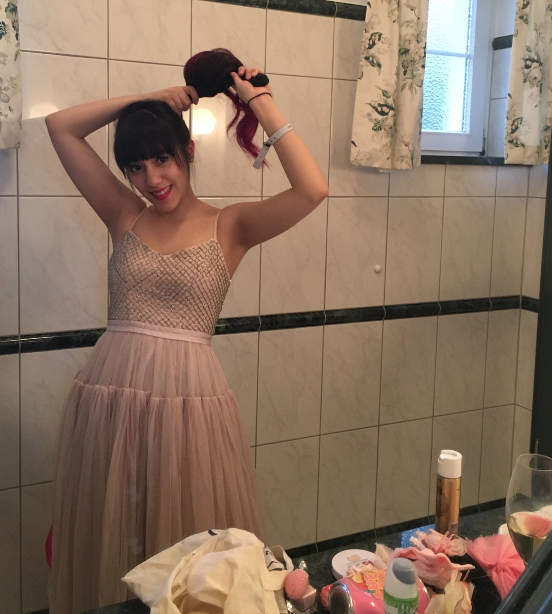 vivaonline's tweet photo. Gleich geht's zum Lila Carpet! Letzte Vorbereitungen bei @breedingunicorn! #vivaecho #echo2016 https://t.co/EaUR4pBVOi