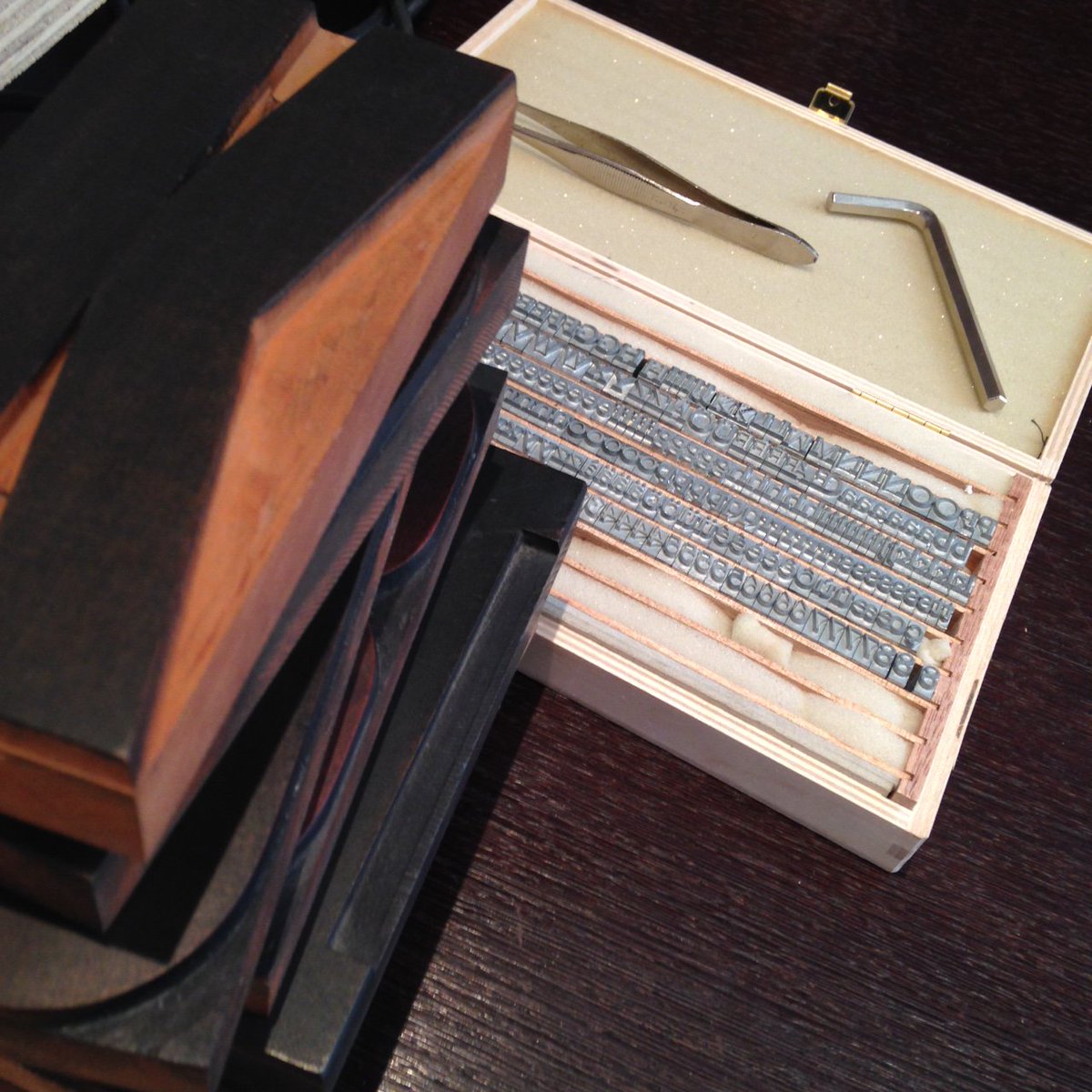 Mypaperbook's tweet image. Combien de #prénoms #noms #initiales seront marqués ce soir avec ces #caractères ? #mypaperbookinitialsparty #Paris