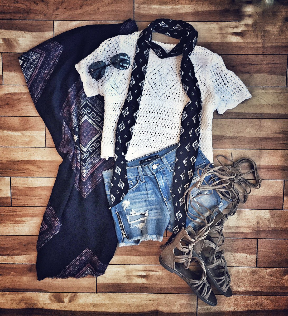 beachave8's tweet photo. festival flatlay #festivalbelle #gentlefawn #pinkmartinicollection #gladiators #sunnies #flyingmonkeydenim #kelowna https://t.co/PIGS8VuvUt