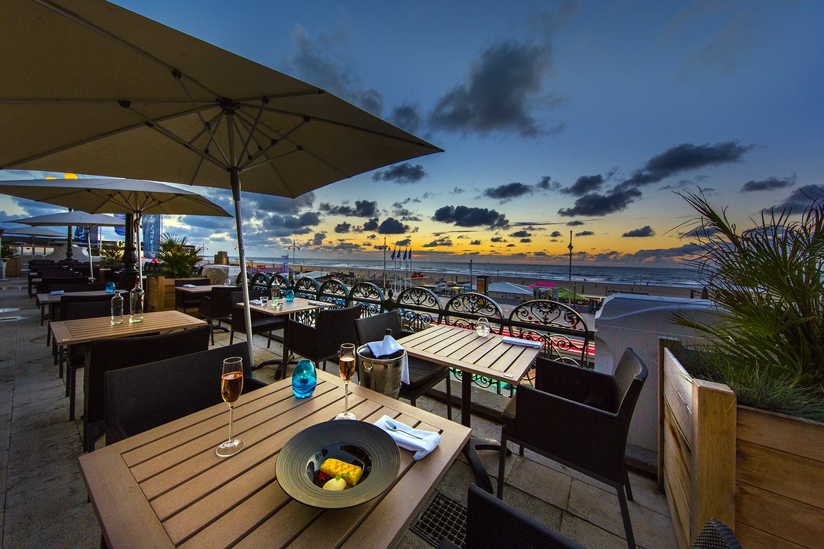 Waves at the Kurhaus bestaat één jaar en viert dat met de Oosterschelde kreeftweek: denhaag.com/nl/locatie/976…