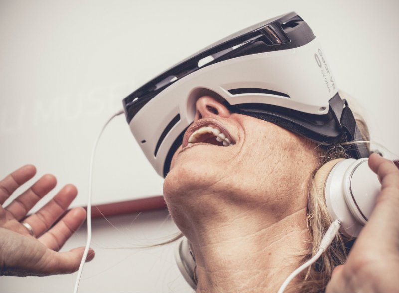CNET's tweet photo. Virtual reality feels more like virtual dreaming #CNETVRday https://t.co/WYNZQxsn1r https://t.co/7mUxNpE9Lj