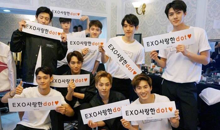 Little__Hunnie's tweet photo. #4YearsWithEXO อยู่ด้วยกันนานๆนะ สัญญาจะไม่ปล่อยมือไปไหน https://t.co/hbM2fDzZ3n