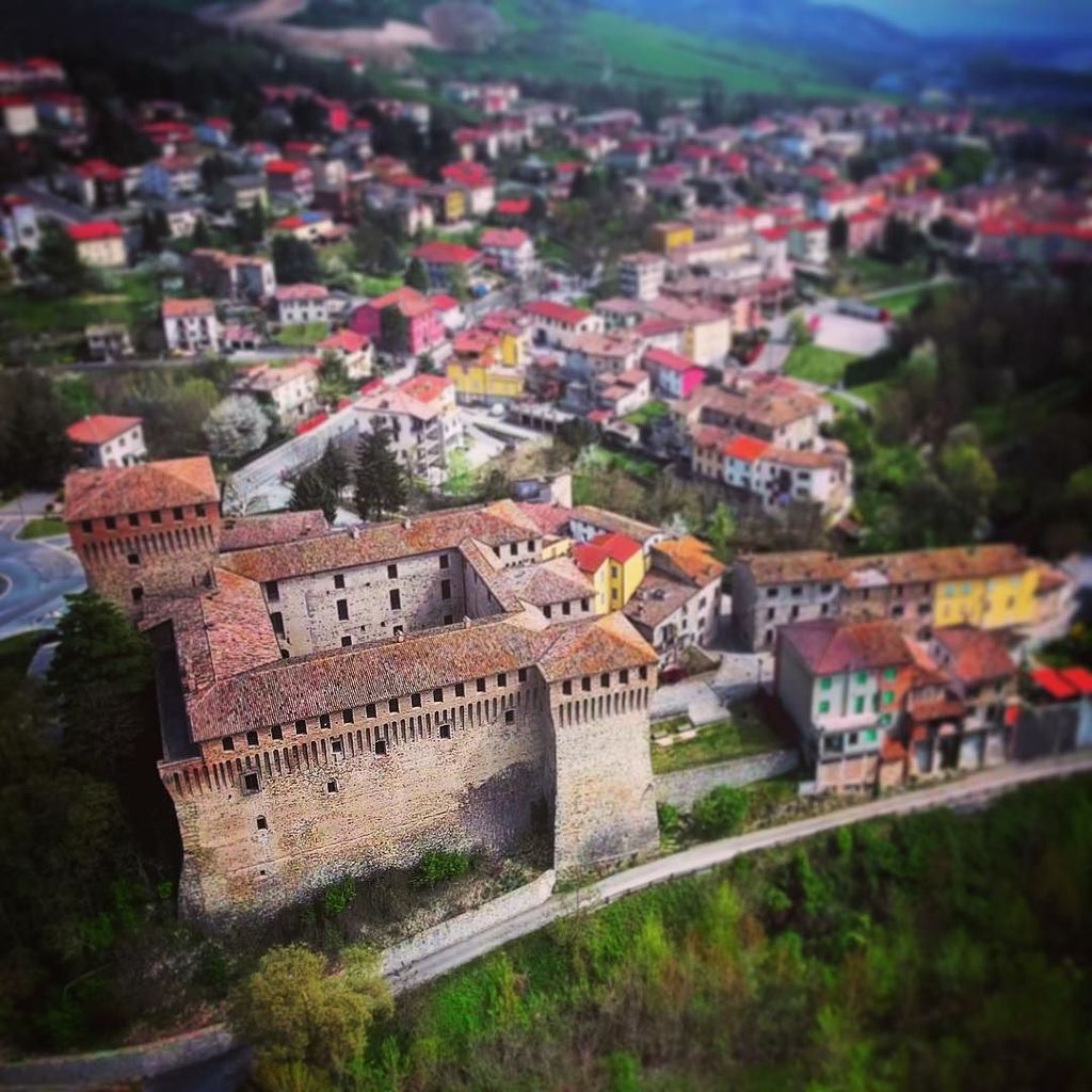 visitparma's tweet photo. da Instagram: Castello di Varano de Melegari #visitparma #igersparma #picoftheday #botd #botdparma #ig_parma #ioamo… https://t.co/8D6zZuGY4E