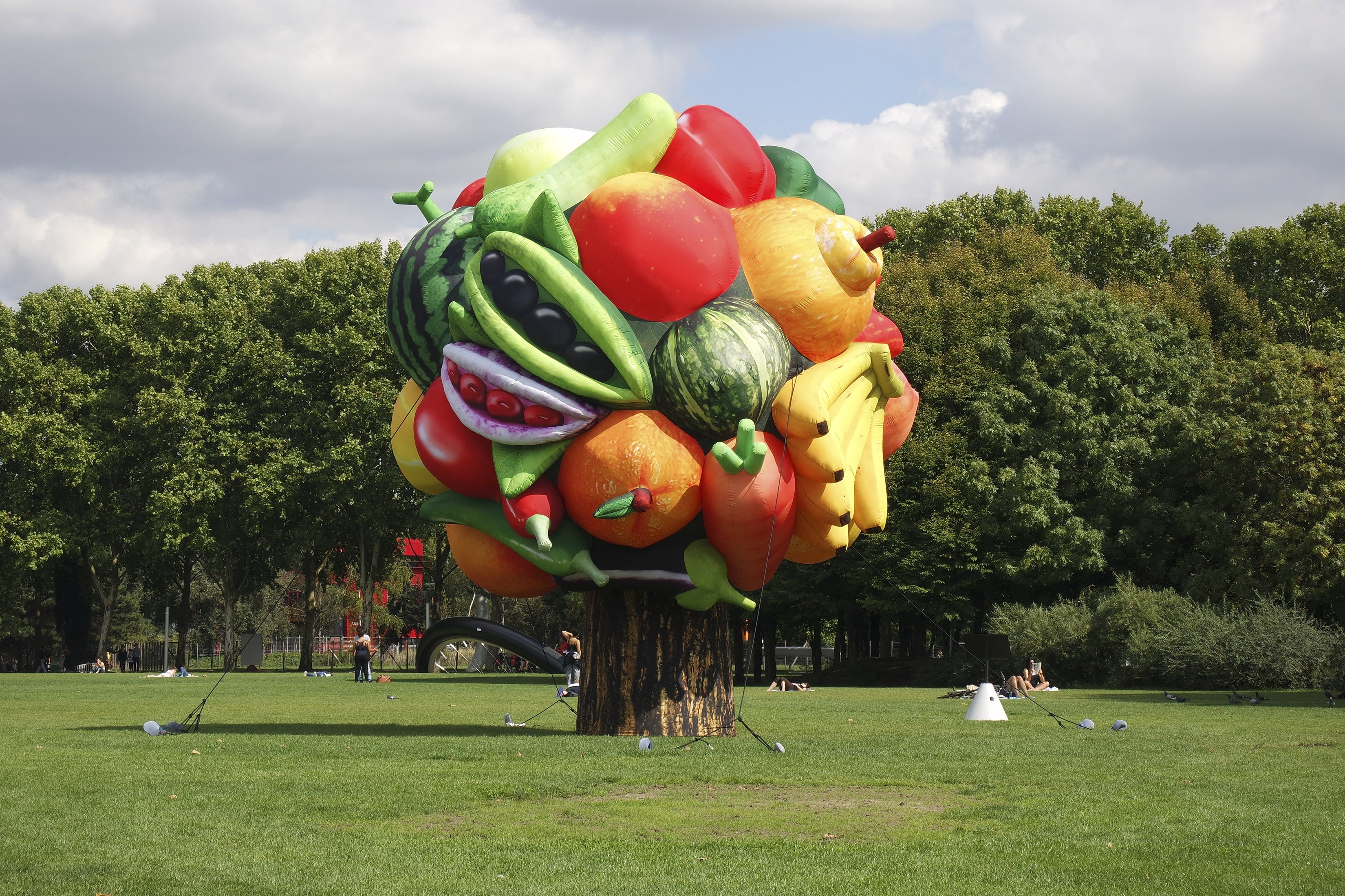Фруктовые парки. Парк фруктовый сад Бирюлево. Вруктовый оарек. Скульптура фрукты. Арт объект из овощей.