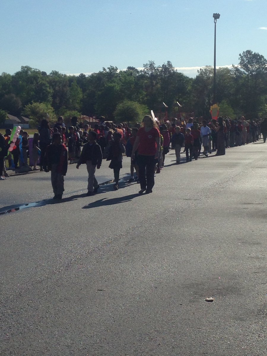 bduke_jme's tweet photo. K-2 supports 3-5 with a GMAS Pep Parade!! ❤️💛 @JosephMartinLC @Supt_LCSS @LibertyCoSchool https://t.co/tCOss3kv4z