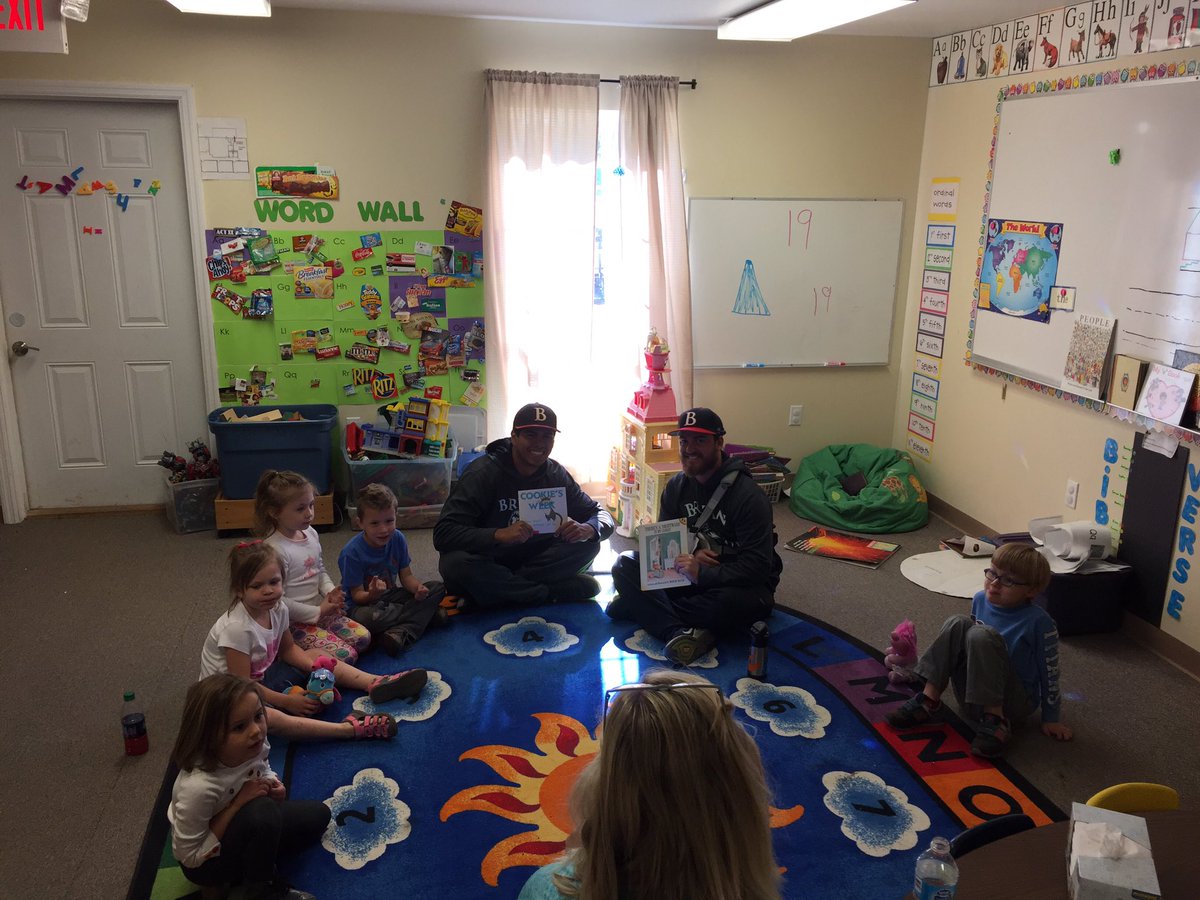 BCLionsBaseball's tweet photo. Doing a little reading w/ the kindergarteners this morning! #BCSD2016 https://t.co/CYXRgJgbdp