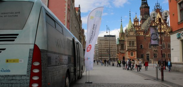 DSS2016's tweet photo. #Wroclaw|era​ heldu da #EuropaTransit enbaxada aniztasuna aldarrikatzeko https://t.co/QRjVYtjkXa #BakearenItsasargia https://t.co/SWwjBt2w9x