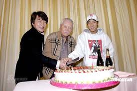 YakiChanKarate's tweet photo. Celebrando mi 62 cumpleaños en Hong-Kong con mi familia y mi tigre Mei-Mei. Salud, Paz y Karate para todos. https://t.co/RBqkLjxEzV