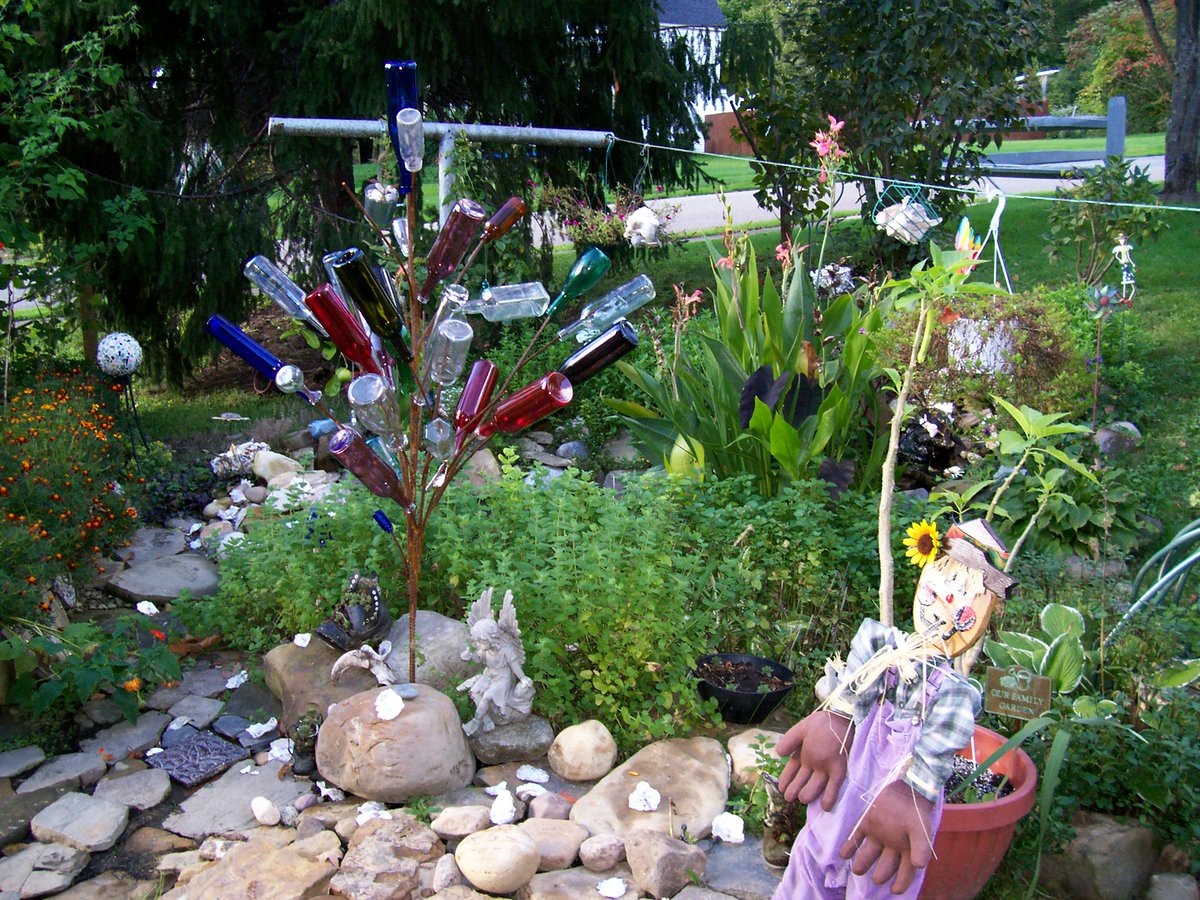 bottletreecom's tweet photo. Love getting pictures from satisfied customers! Get your own bottle tree at https://t.co/BMqUfOl523   #bottletree https://t.co/xDXbjoKpG6