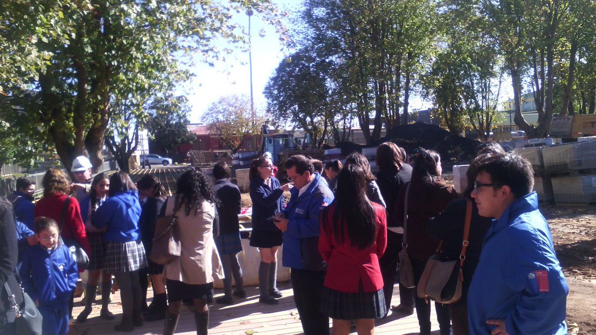 #ConsejoConsultivo niñ<a href="/s/">『S』</a> recorren obras de remodelación plaza de #Penco para opinar en elección de juegos a instalar